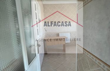 A LOUER UN ETAGE DE VILLA S+3 A JARDIN DE CARTHAGE USAGE BUREAUTIQUE